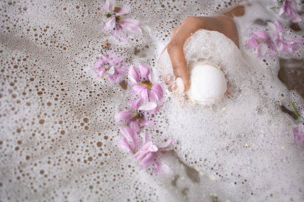 menggunakan bath bomb (pexels.com/Monstera Production)