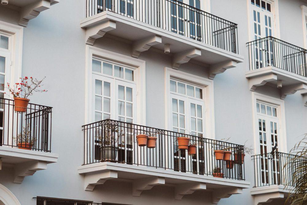 ilustrasi balkon (pexels.com/Luis Quintero)