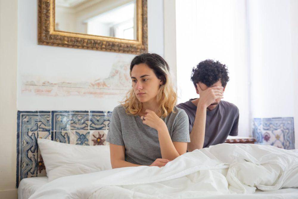 Ilustrasi pasangan yang mengalami roommate syndrome (pexels.com/Kampus Production)