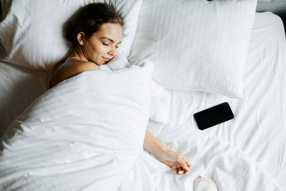 3 Bahaya Doomscrolling Sebelum Tidur yang Perlu Kamu Waspadai