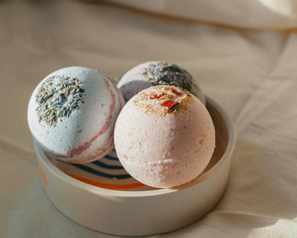 variasi bath bomb (pexels.com/Marta Dzedyshko)