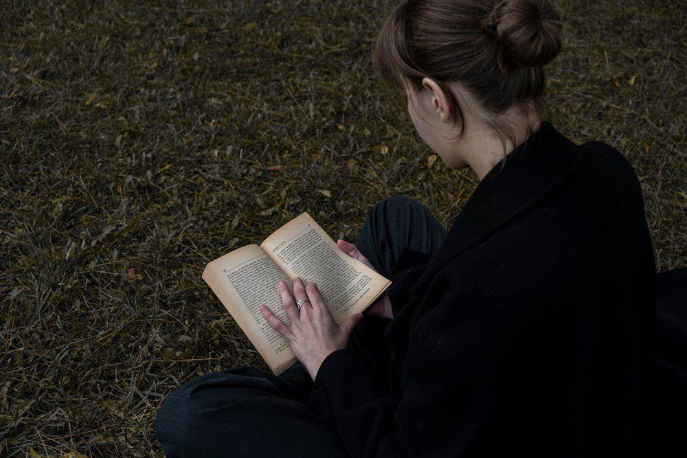 ilustrasi wanita sedang me time dengan membaca buku (pexels.com/Nur Demirbaş)