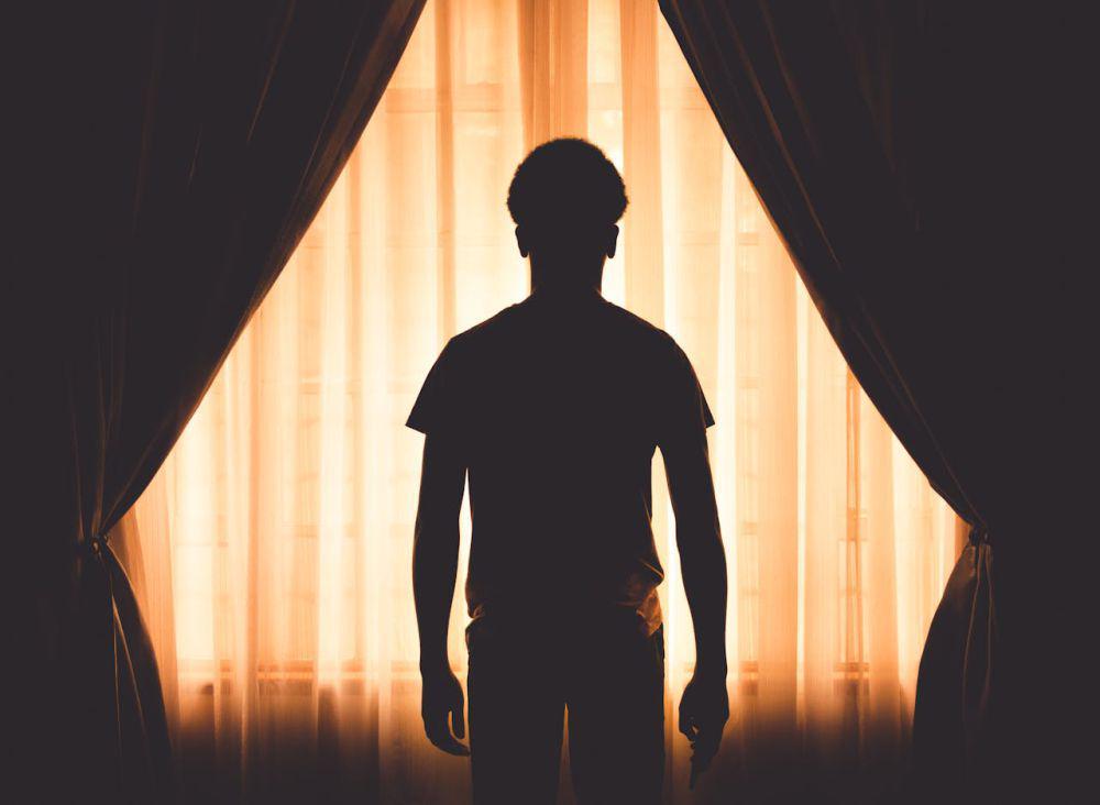 ilustrasi sendirian di kamar (pexels.com/Victor)