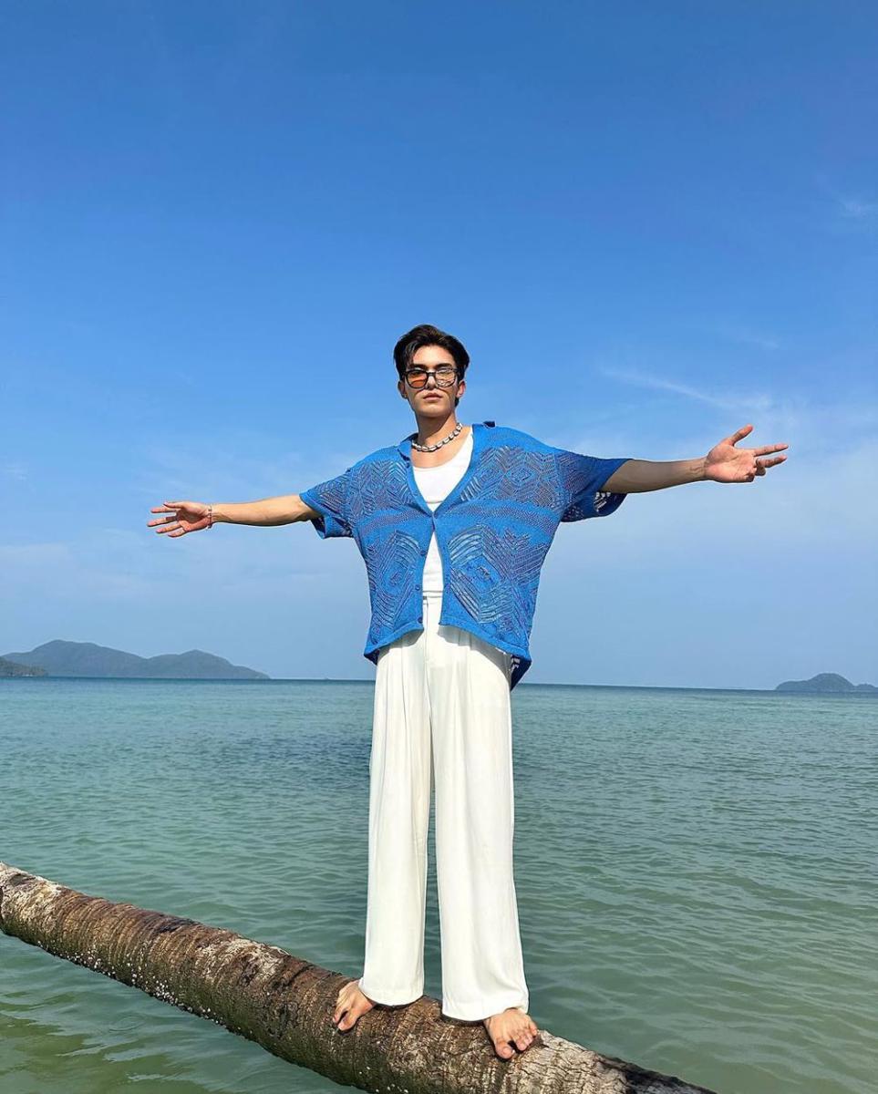 Outfit ke Pantai ala Net Siraphop (instagram.com/net_siraphop)