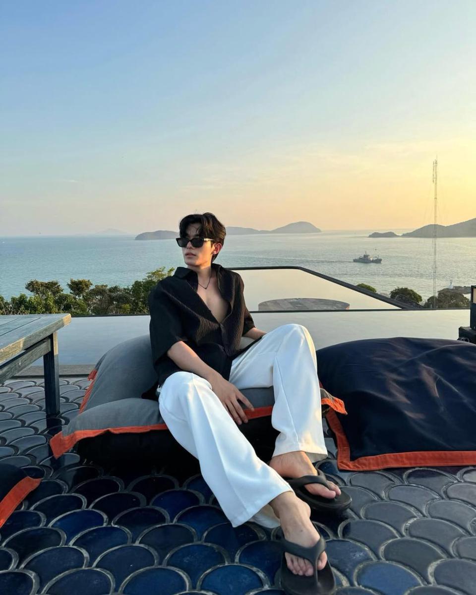 Outfit ke Pantai ala Net Siraphop (instagram.com/net_siraphop)