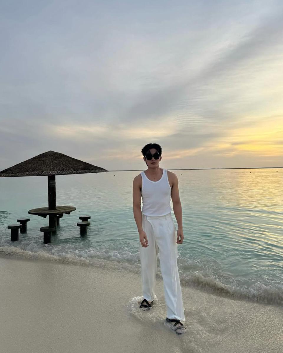 Outfit ke Pantai ala Net Siraphop (instagram.com/net_siraphop)