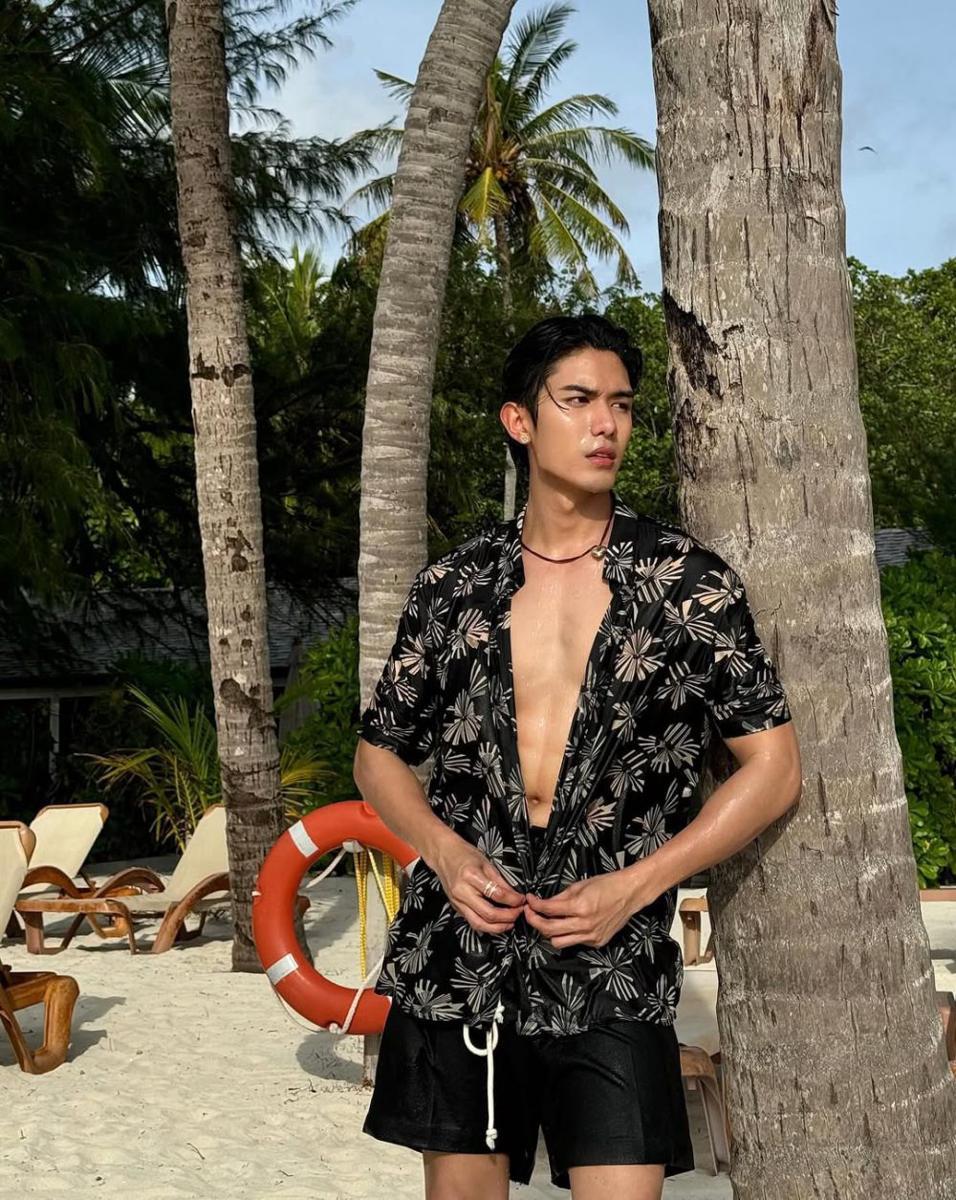 Outfit ke Pantai ala Net Siraphop (instagram.com/net_siraphop)