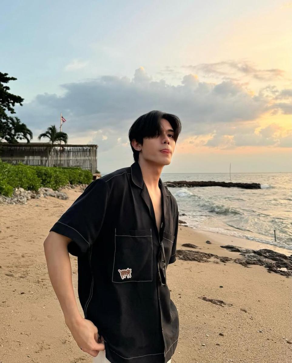 Outfit ke Pantai ala Net Siraphop (instagram.com/net_siraphop)