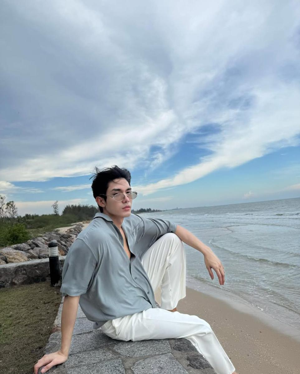 Outfit ke Pantai ala Net Siraphop (instagram.com/net_siraphop)
