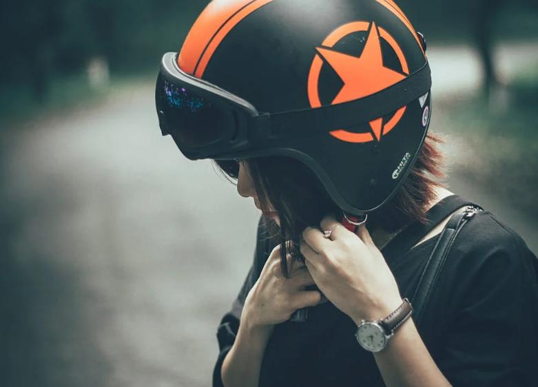 Akibat Pakai Helm Terlalu Besar, Perlindungan Jadi Gak Maksimal