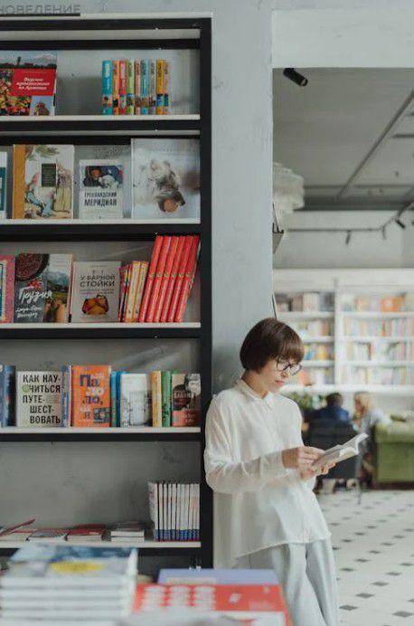 baca buku yang baik dapat menambah wawasan diri ( cottonbro studio-pexels)