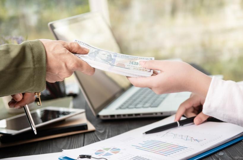 ilustrasi bantuan finansial (freepik.com/jcomp)
