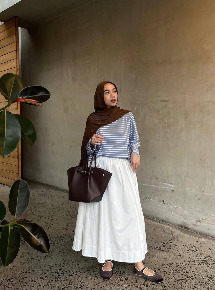 OOTD ala Dela Ayu (instagram.com/delaaayuu)