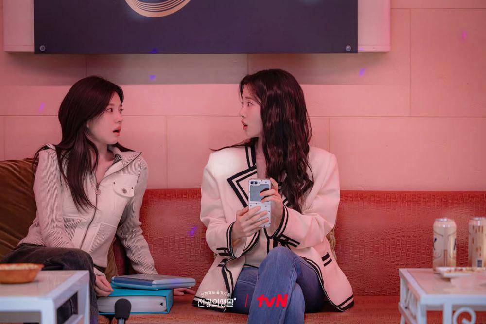 Go Youn Jung dan Shin Shi A di KDrama Resident Playbook (instagram.com/tvn_drama)