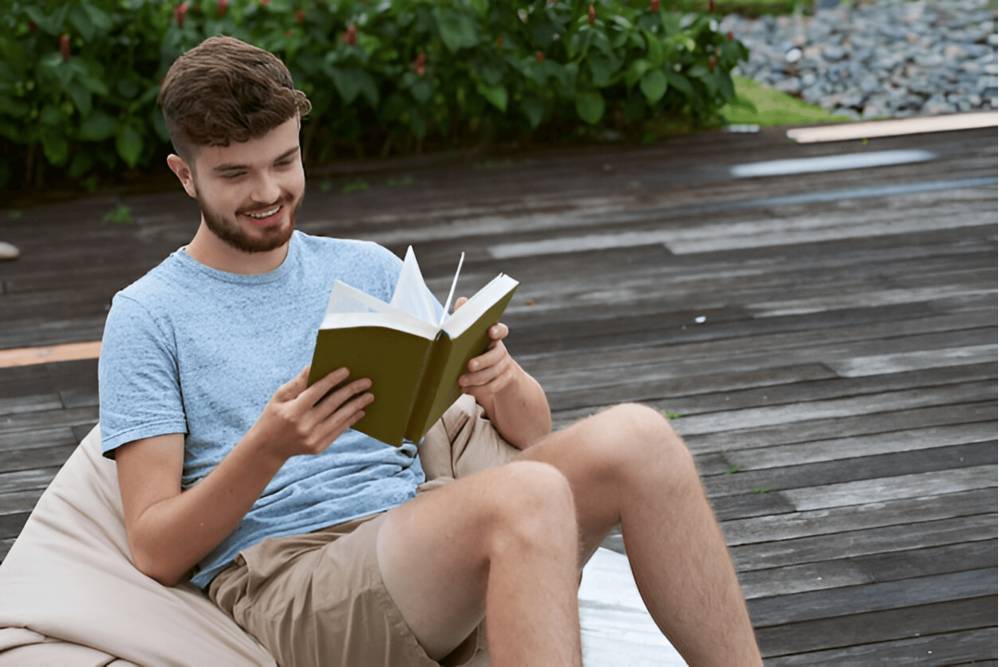ilustrasi pria membaca buku (freepik.com/pressfoto)