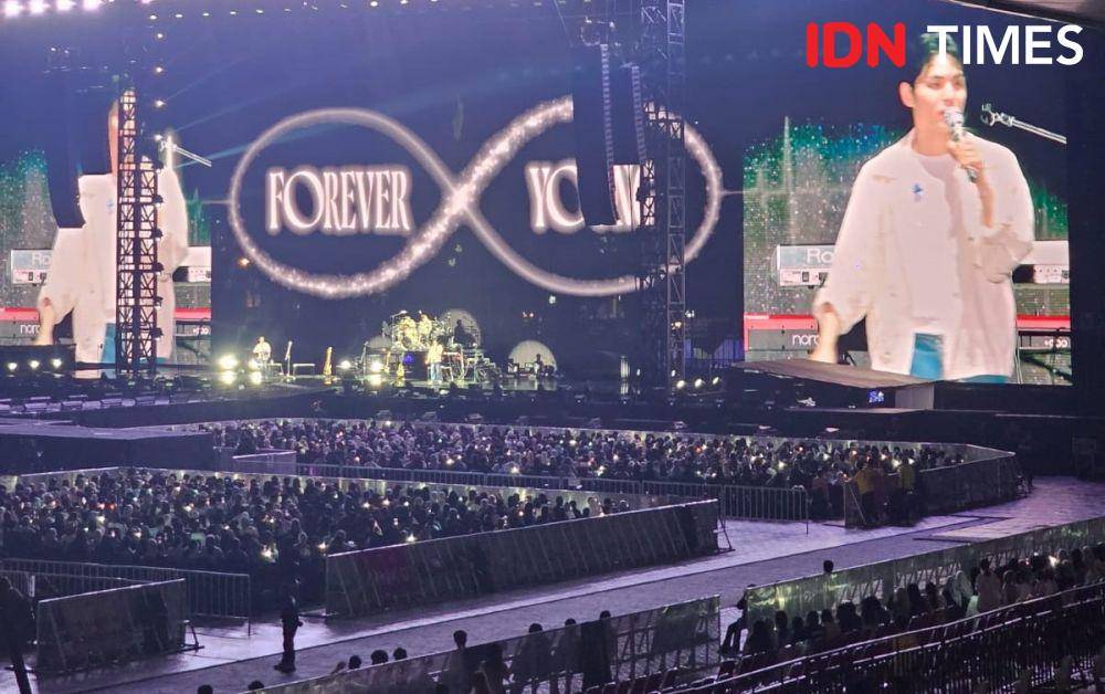 Suasana konser DAY6 di Stadion Madya, Jakarta, Sabtu (3/5/2025). (IDN Times/Deti Mega P)