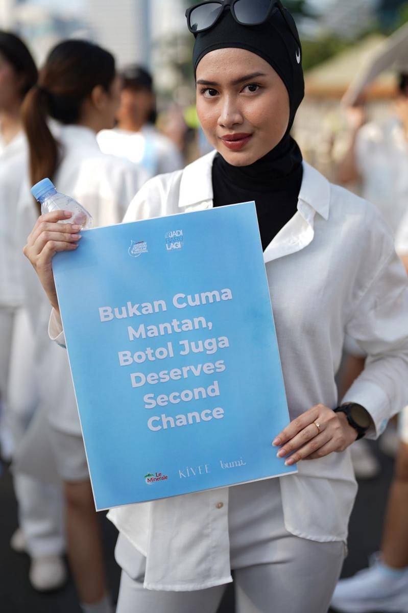 Le Minerale Gandeng Kivee dan Pijak Bumi membuat tren berkelanjutan, tunjukkan botol bekas bisa dikelola jadi keren (Dok. Istimewa)