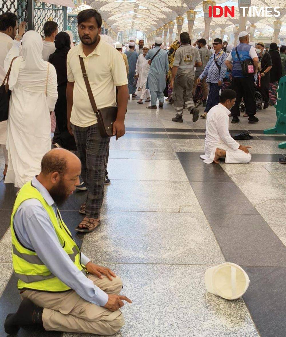 Suasana jemaah di selasar Masjid Nabawi, Madinah, Arab Saudi, saat musim haji 2025. (Media Center Haji/Rochmanudin)