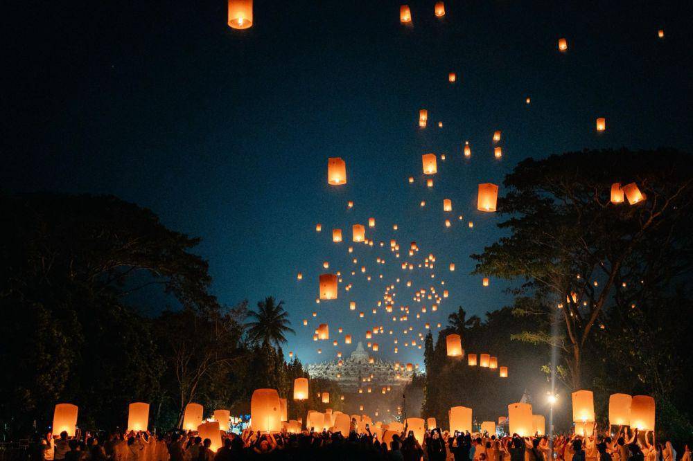 Perayaan Waisak 2569 BE/2025 di Candi Borobudur, Magelang, Jawa Tengah, tak hanya mampu memperkuat posisi Candi Borobudur sebagai destinasi spiritual global, tetapi juga mendorong perekonomian daerah.  (Dok. InJourney)
