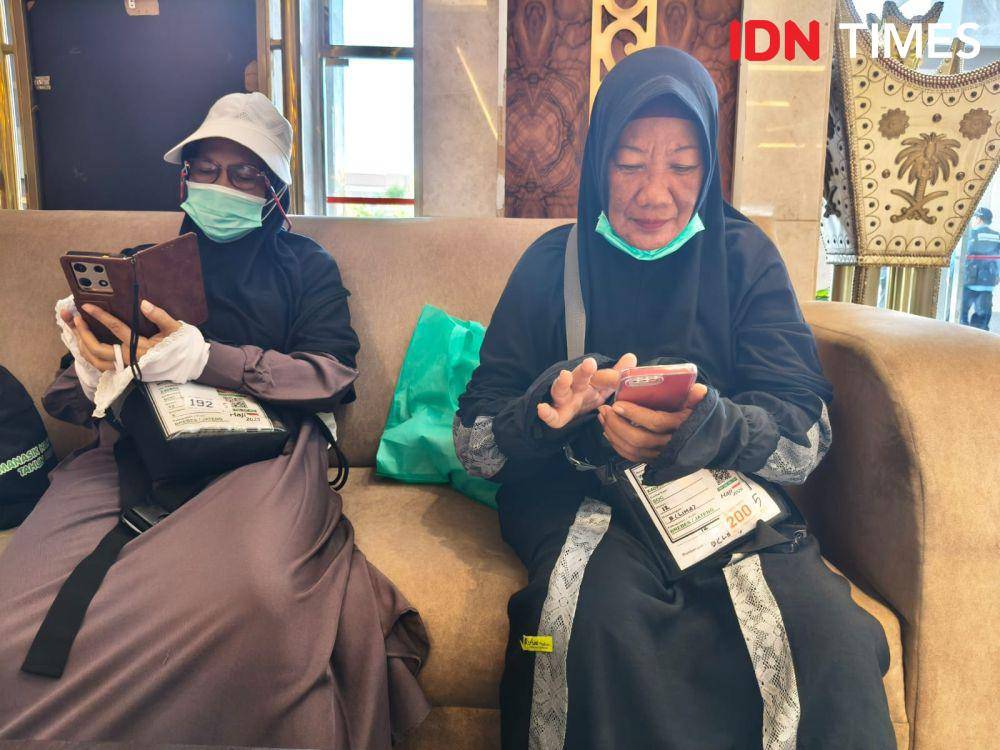 Wiwik Happy Purwanti (kanan), jemaah calon haji asal Brebes yang berangkat melalui Embarkasi Solo (SOC) Kloter 12. (Media Center Haji/Rochmanudin)