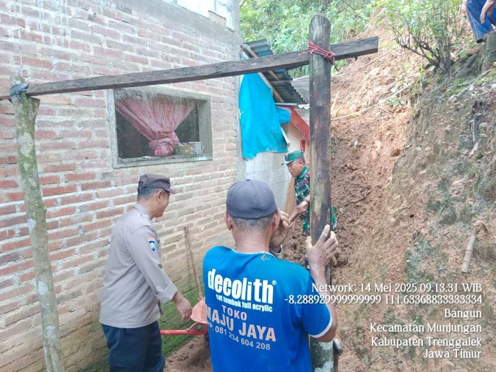 Petugas melakukan upaya pembersihan material longsor. IDN Times/ istimewa