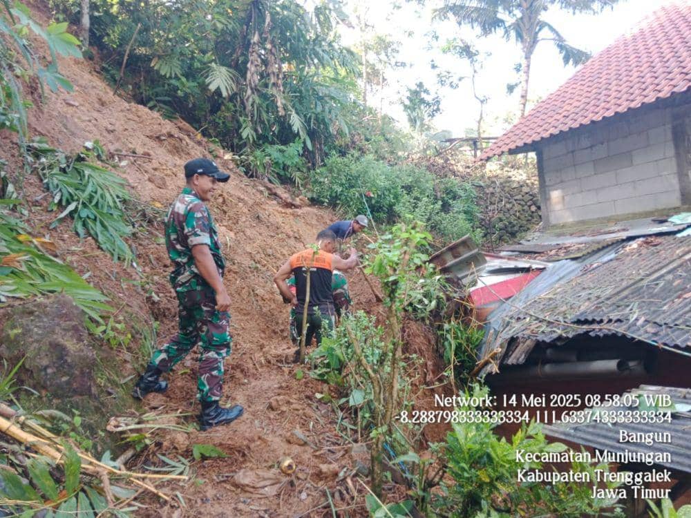 Petugas melakukan upaya pembersihan material longsor. IDN Times/ istimewa