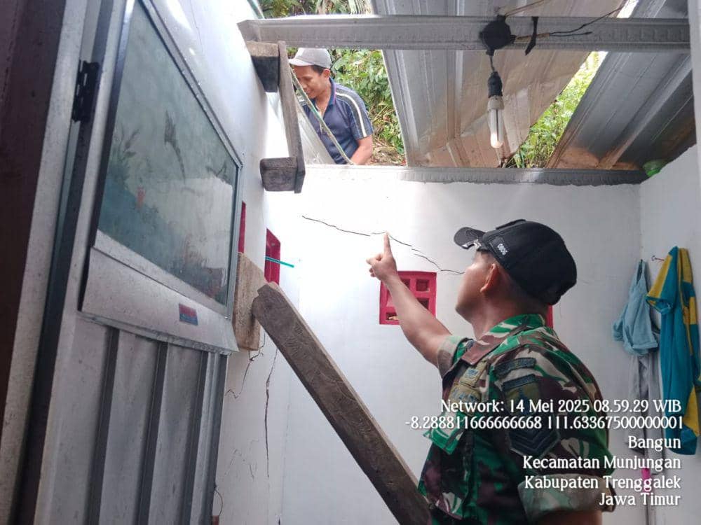 Petugas menunjukkan kerusakan akibat longsor. IDN Times/ istimewa