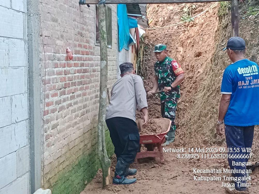Tebing 25 meter Longsor Menimpa Rumah Warga di Trenggalek