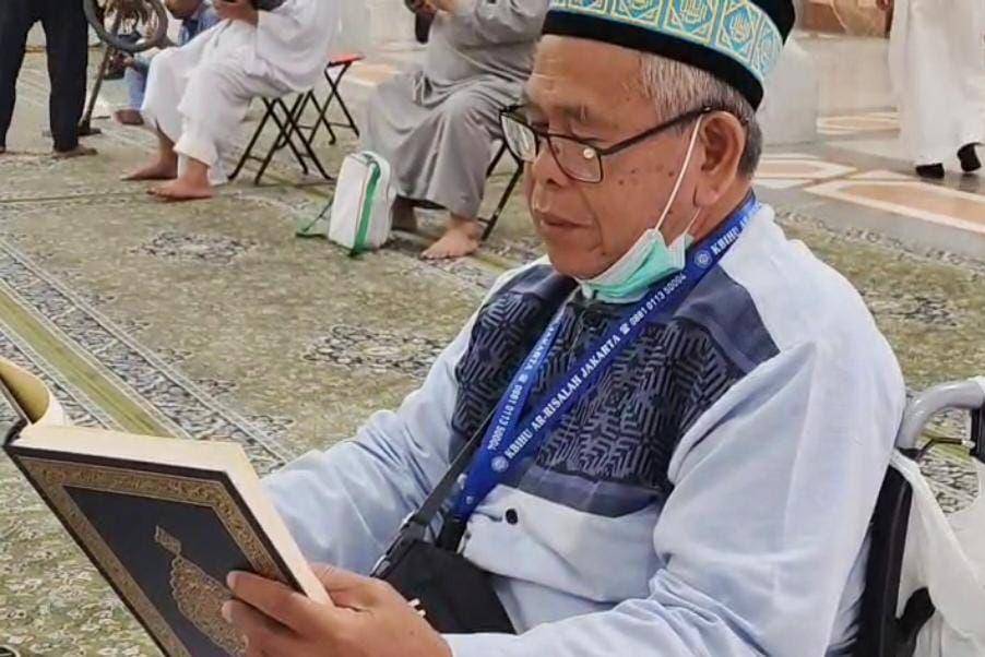 Sukomo asal Jakarta Timur, dari Embarkasi Jakarta (JKG) saat tadabur Alquran di Masjid Nabawi, Arab Saudi. (Media Center Haji)