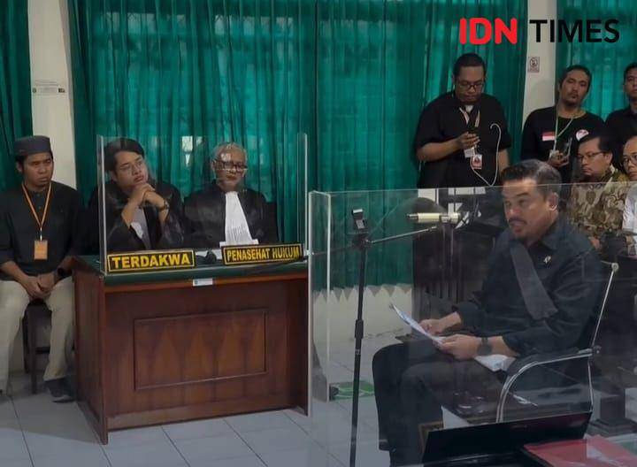 Menteri UMKM, Maman Abdurrahman, saat memaparkan pendapatnya sebagai amicus curiae pada kasus 'Mama Khas Banjar' di Pengadilan Negeri Banjarbaru, Rabu (14/5/2025). (Hendra Lianor/IDN Times)