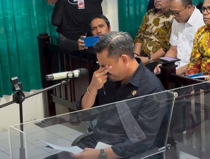 Menteri UMKM, Maman Abdurrahman, sempat emosional dan menangis saat memaparkan pendapatnya sebagai amicus curiae pada kasus 'Mama Khas Banjar' di Pengadilan Negeri Banjarbaru, Rabu (14/5/2025). (dok/istimewa)