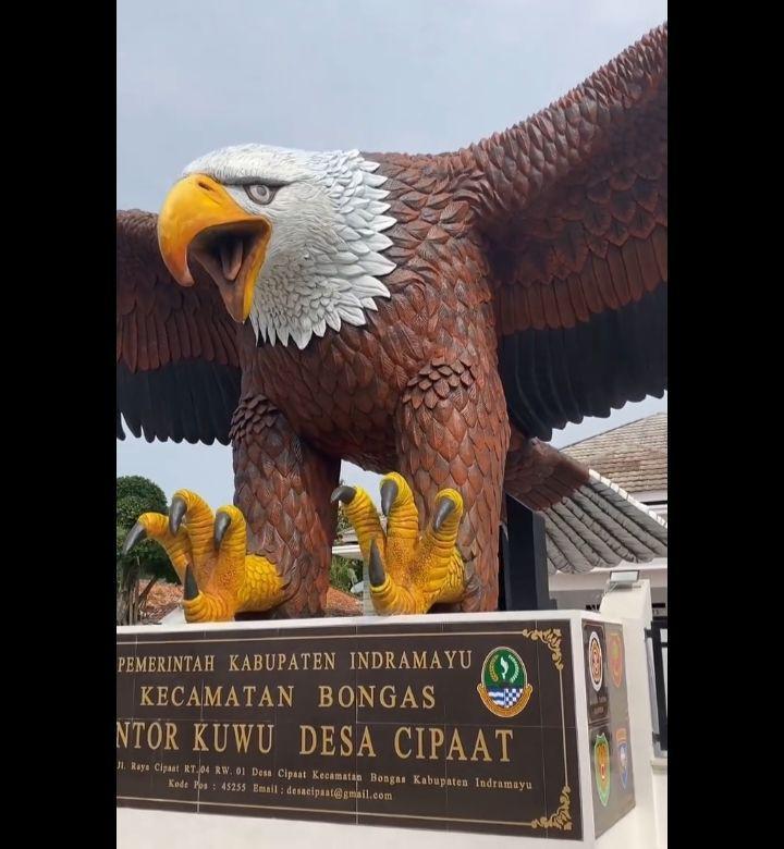 Modal Rp180 Juta, Desa di Indramayu Punya Patung Rajawali Gagah
