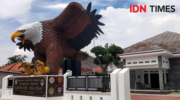 Inin Nastain/ patung Burung Rajawali Cipaat