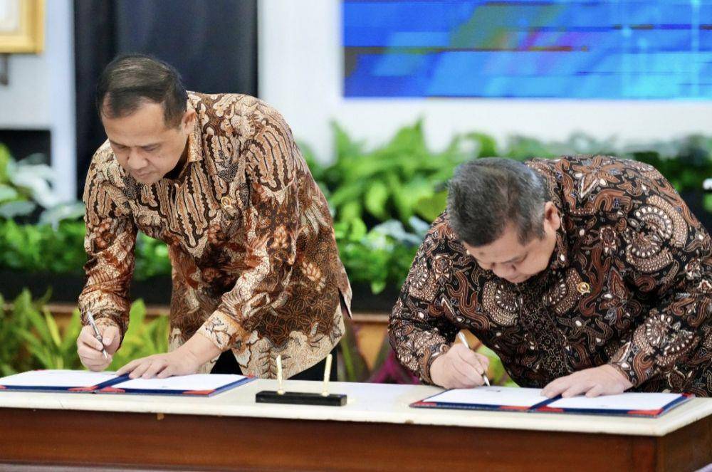 Menteri Transmigrasi Ifititah Sulaiman dan Kepala BPKP Yusuf Ateh melakukan MoU tata kelola kawasan transmigrasi. (Dok. Kementrans)