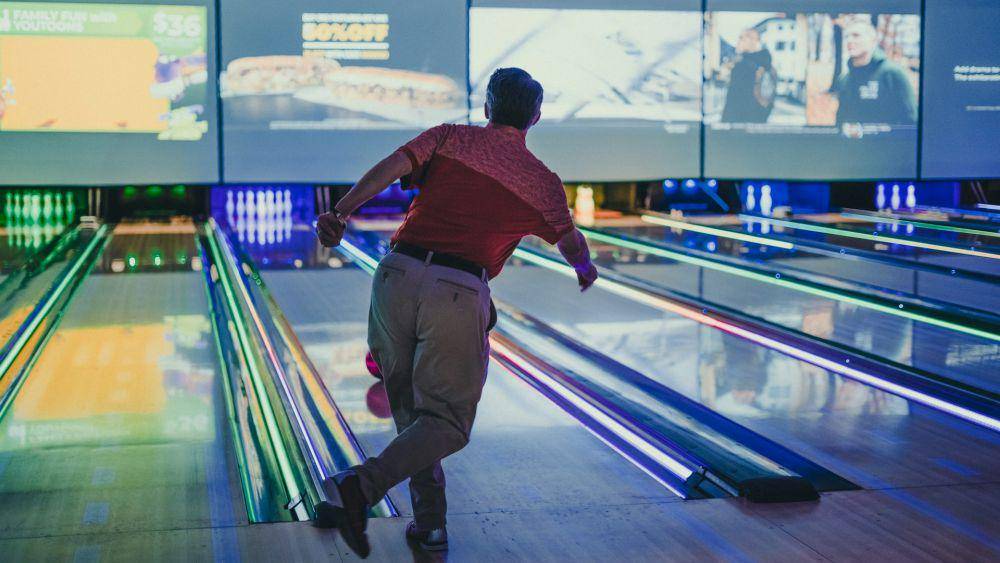 Ilustrasi bermain bowling di mall (unsplash.com/Anderson Schmig)