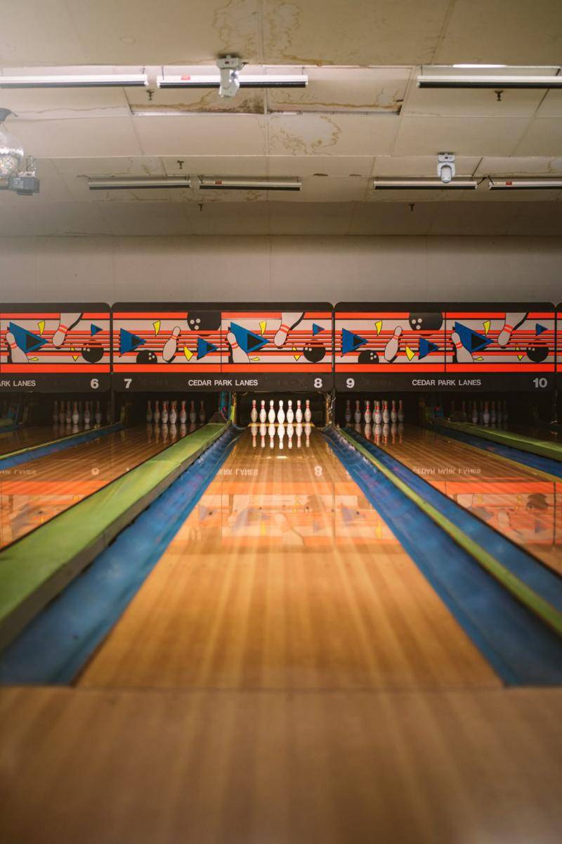 Ilustrasi tempat bermain bowling di lintasan jauh (unsplash.com/Steven Cordes)