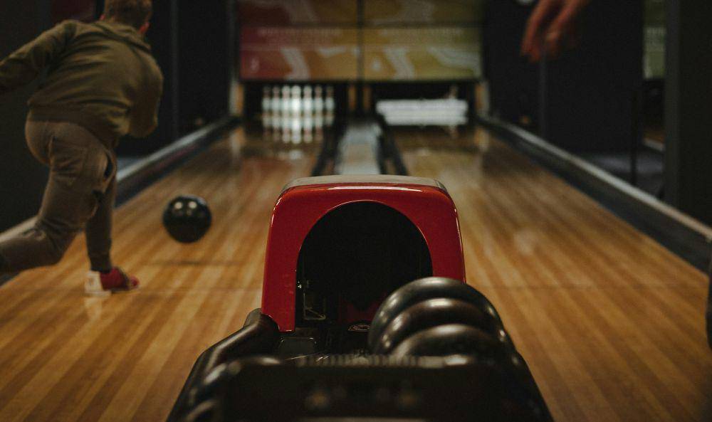Ilustrasi bermain bowling di Plaza (unsplash.com/Jorik Kleen)