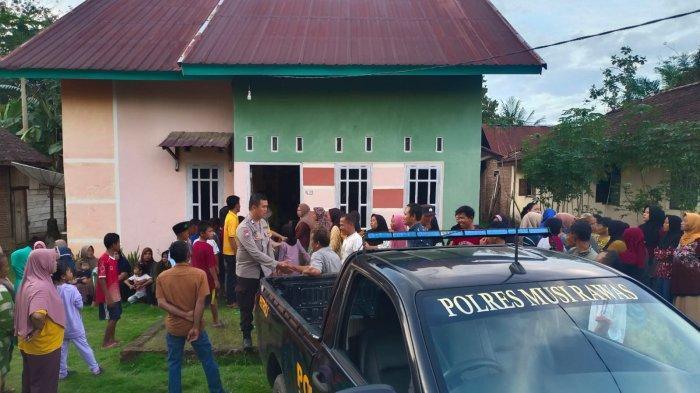 Polisi dan warga saat mengevakuasi jasad pelajar yang tewas kecelakaan. (Dok. Polres Musi Rawas)