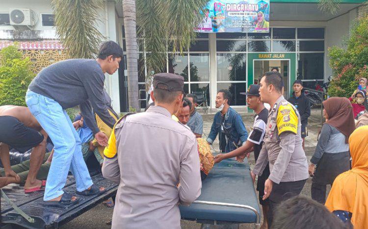 Polisi dan warga saat mengevakuasi jasad pelajar yang tewas kecelakaan. (Dok. Polres Musi Rawas)
