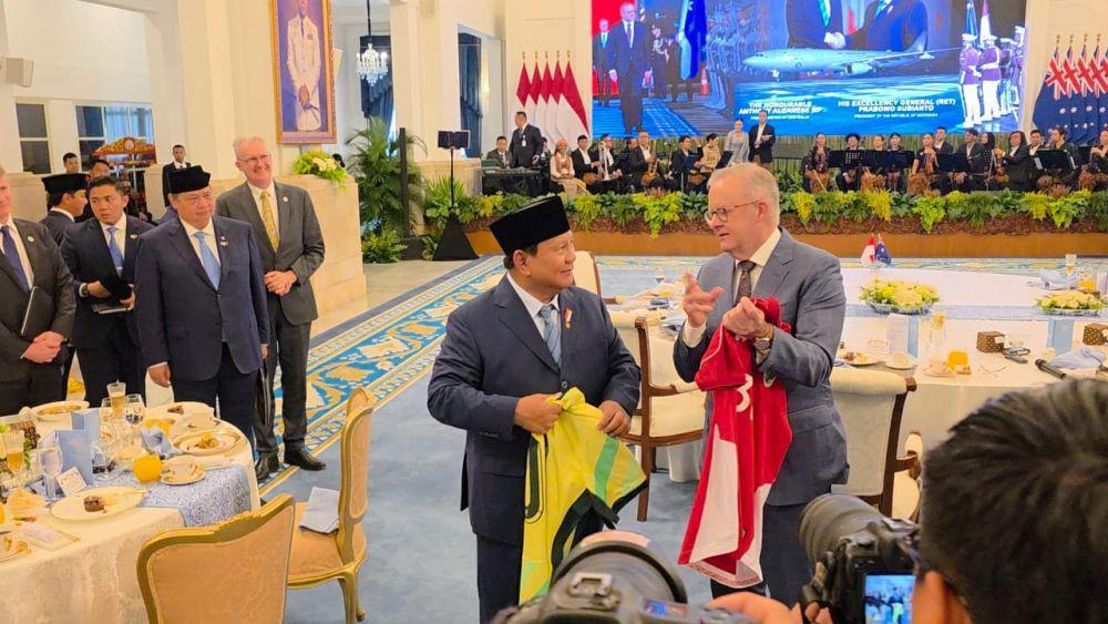 Prabowo dan PM Albanese Saling Tukar Jersey Timnas RI-Australia
