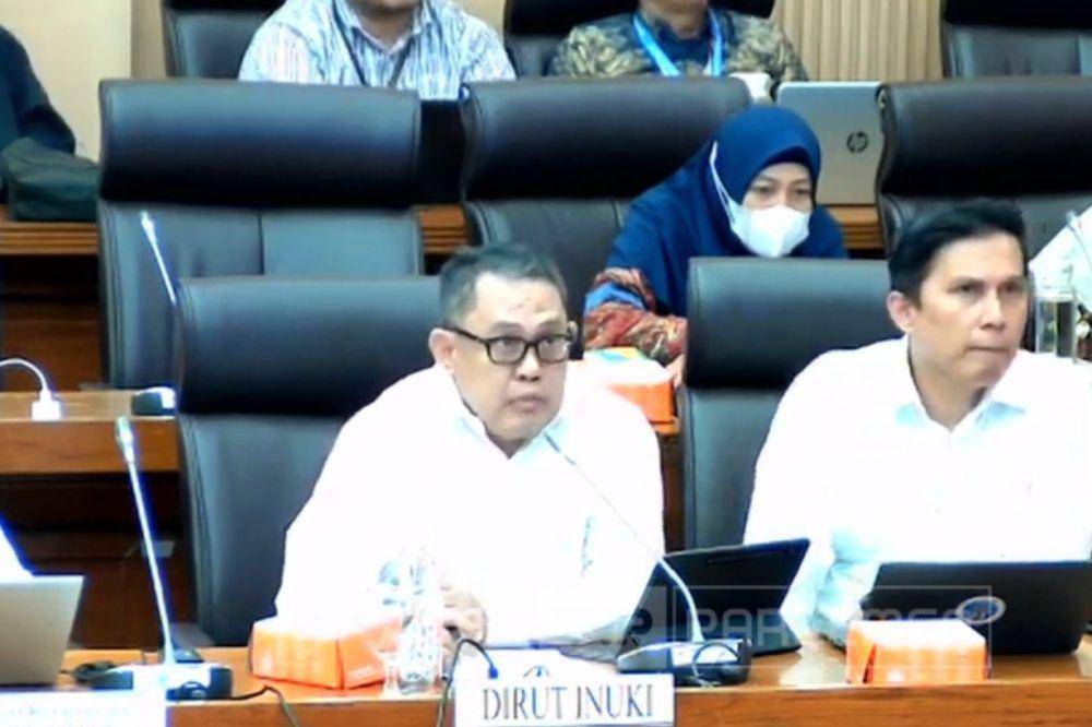Direktur Utama PT Industri Nuklir Indonesia (Inuki), R. Herry dalam rapat dengar pendapat (RDP) dengan Komisi XII, Kamis (15/5/2025). (YouTube/TVR Parlemen)