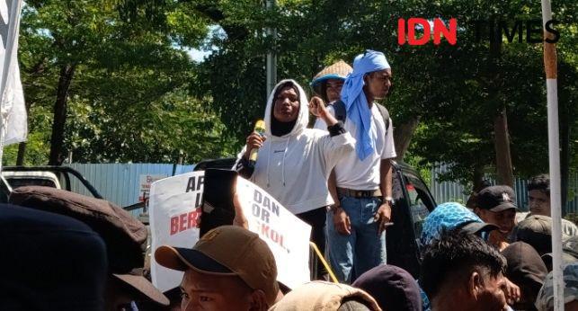 Warga Pulau Kera Demo Tolak Relokasi di DPRD NTT