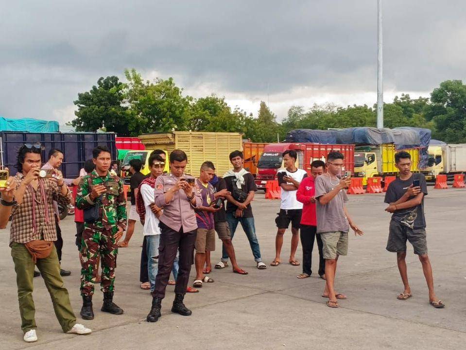 Aksi massa Lombok bersatu di Pelabuhan Kayangan Lotim (IDN Times/Ruhaili)