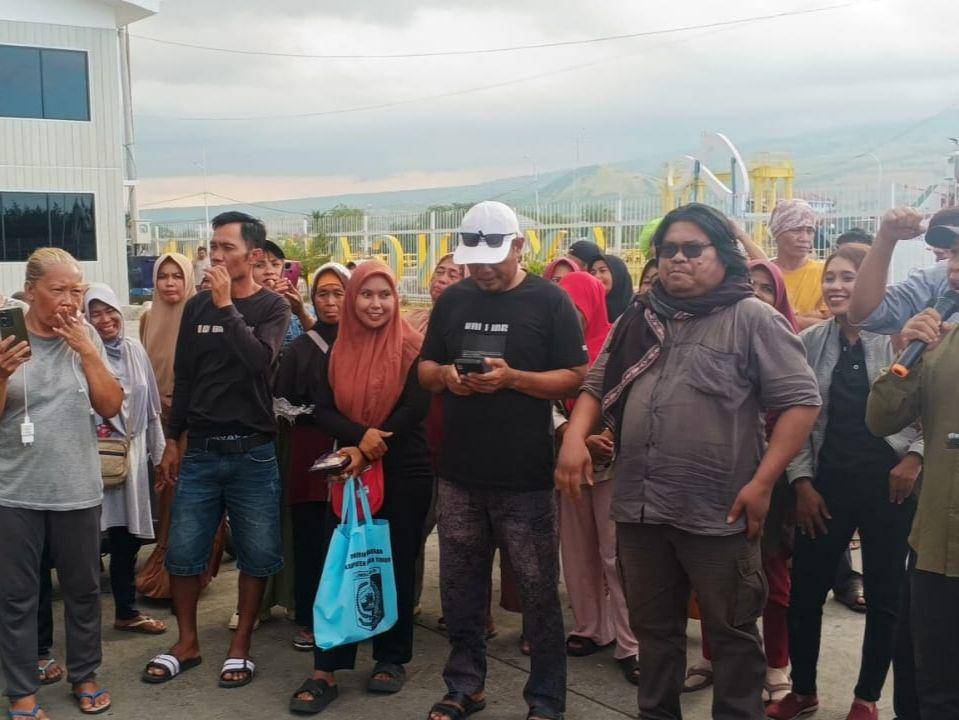 Aktivis Lombok Bersatu saat menggelar aksi di Pelabuhan Kayangan Lotim (IDN Times/Ruhaili)