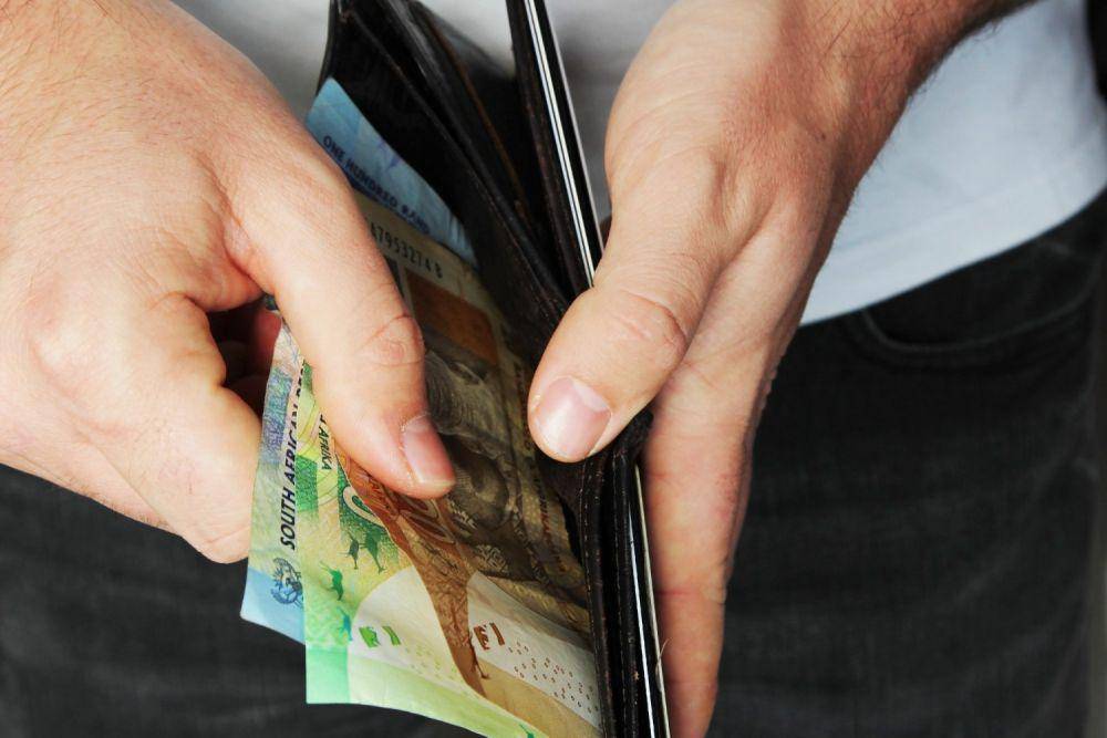 Ilustrasi mengambil uang dalam dompet (freepik.com/wirestock)