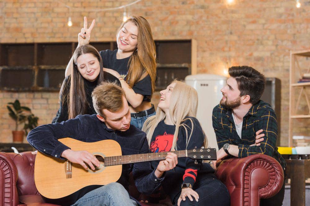 ilustrasi sahabat yang saling mendukung (freepik.com/freepik)