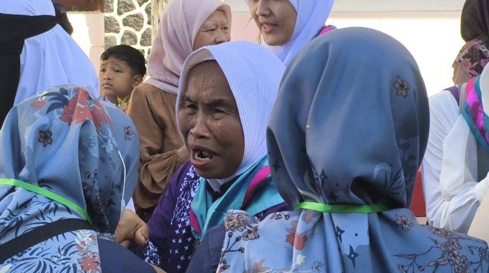 Calhaj asal Kota Sukabumi diberangkatkan (IDN Times/Fatimah)