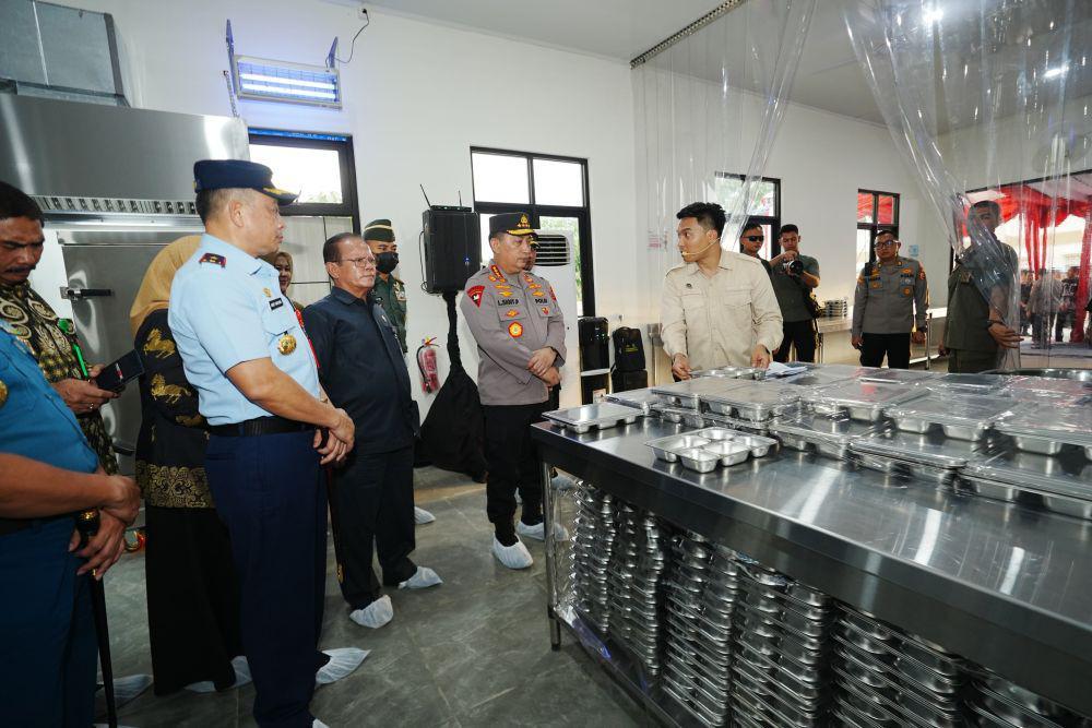 Kapolri Jenderal Listyo Sigit Prabowo meninjau Satuan Pelayanan Pemenuhan Gizi (SPPG) milik Polda Sulawesi Selatan (Sulsel) di Makassar, pada Kamis (15/5/2025). (Dok. Humas Polri)
