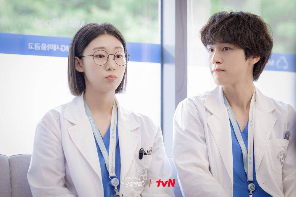 Han Ye Ji dan Kang You Seok di Resident Playbook (dok. tvN/Resident Playbook)