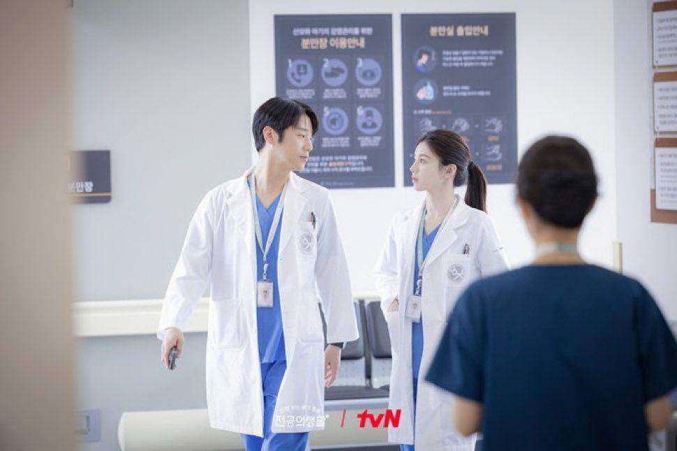 Jung Joon Won dan Go Youn Jung di Resident Playbook (dok. tvN/Resident Playbook)